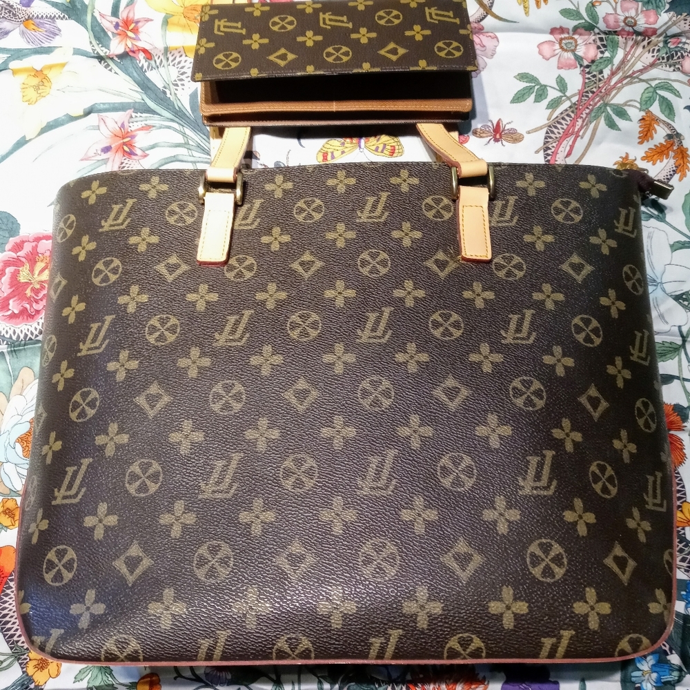 Tote Style Purse - Picture 2 of 9